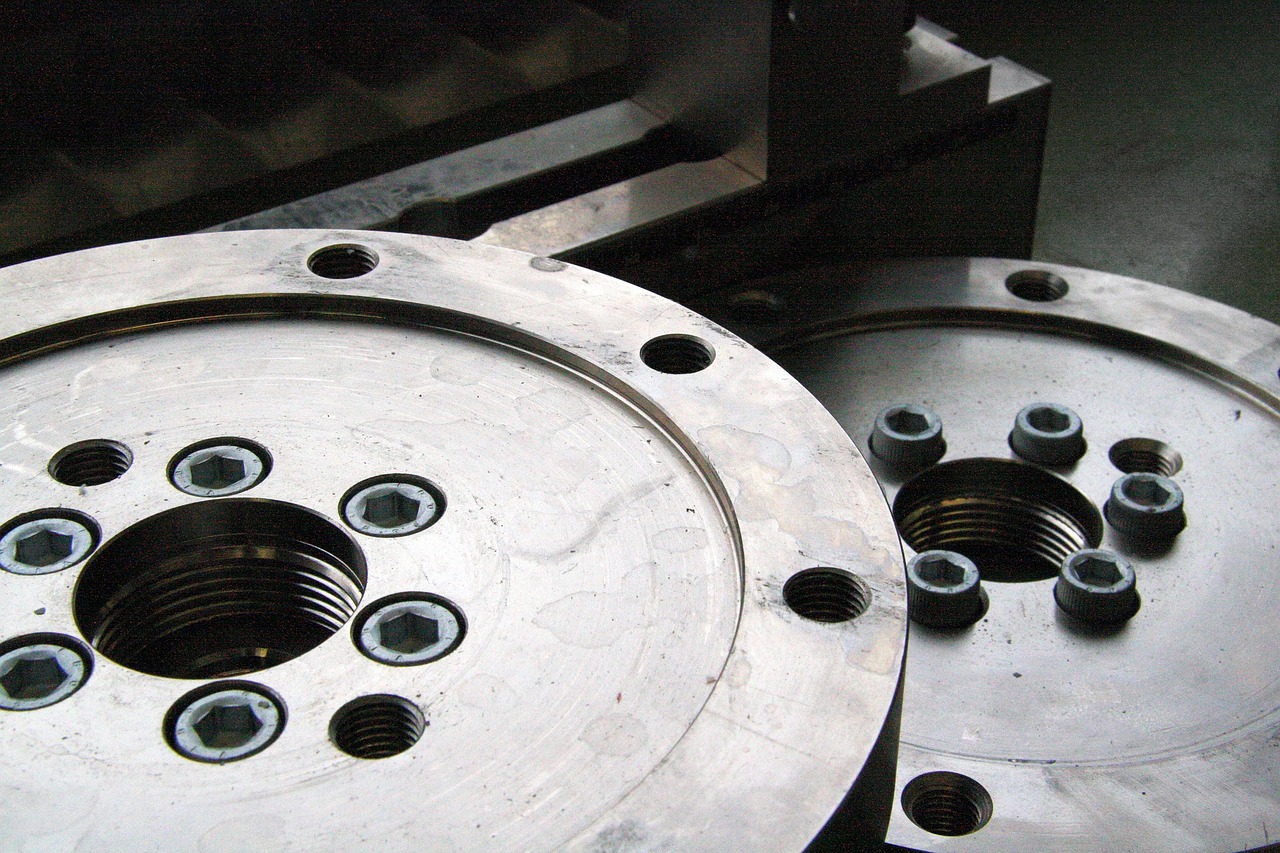 CNC-Drehmaschine der Mess GmbH bei der Bearbeitung eines Präzisionsteils