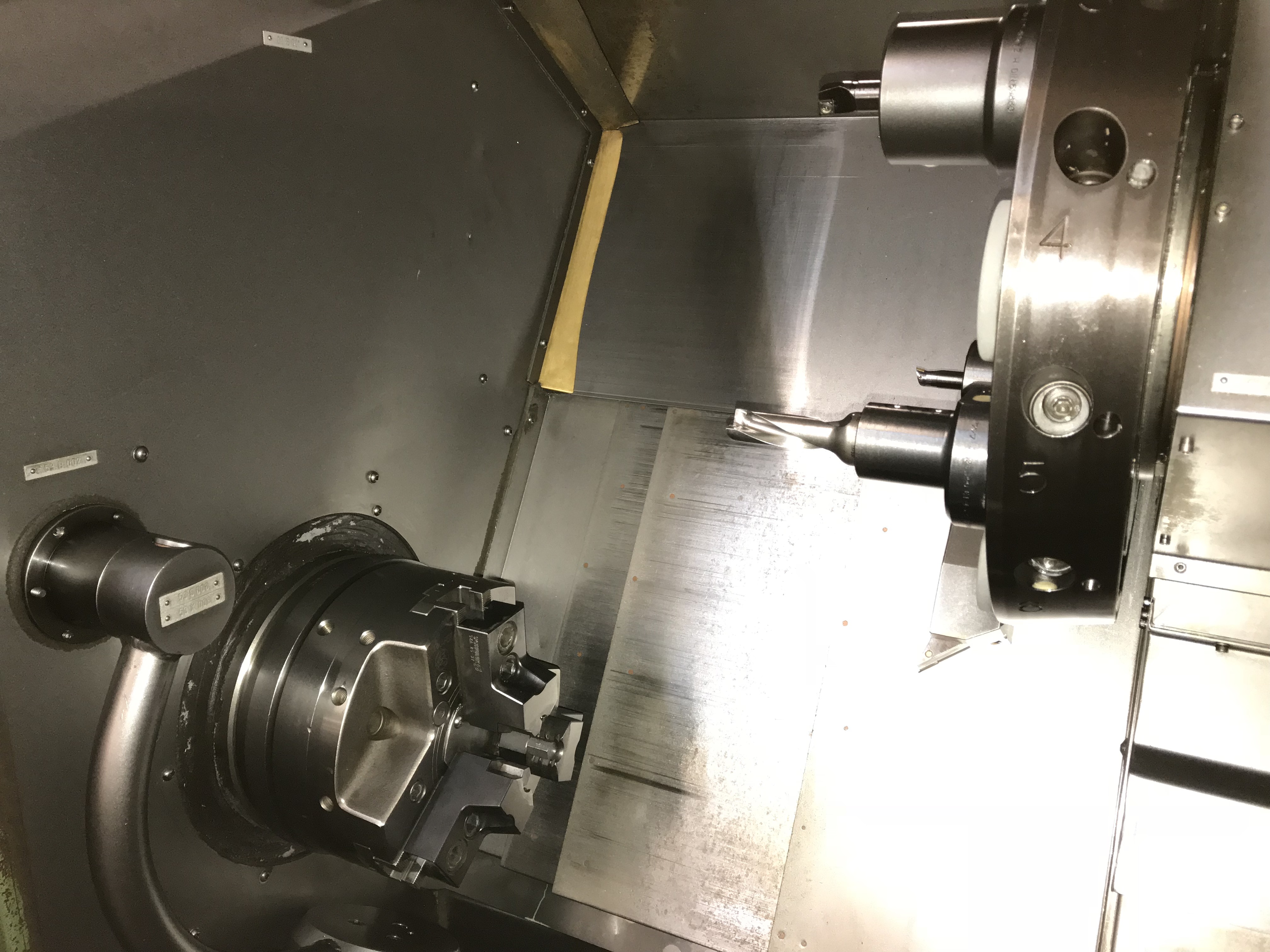 Präzise Werkzeughalterung an CNC-Drehmaschine