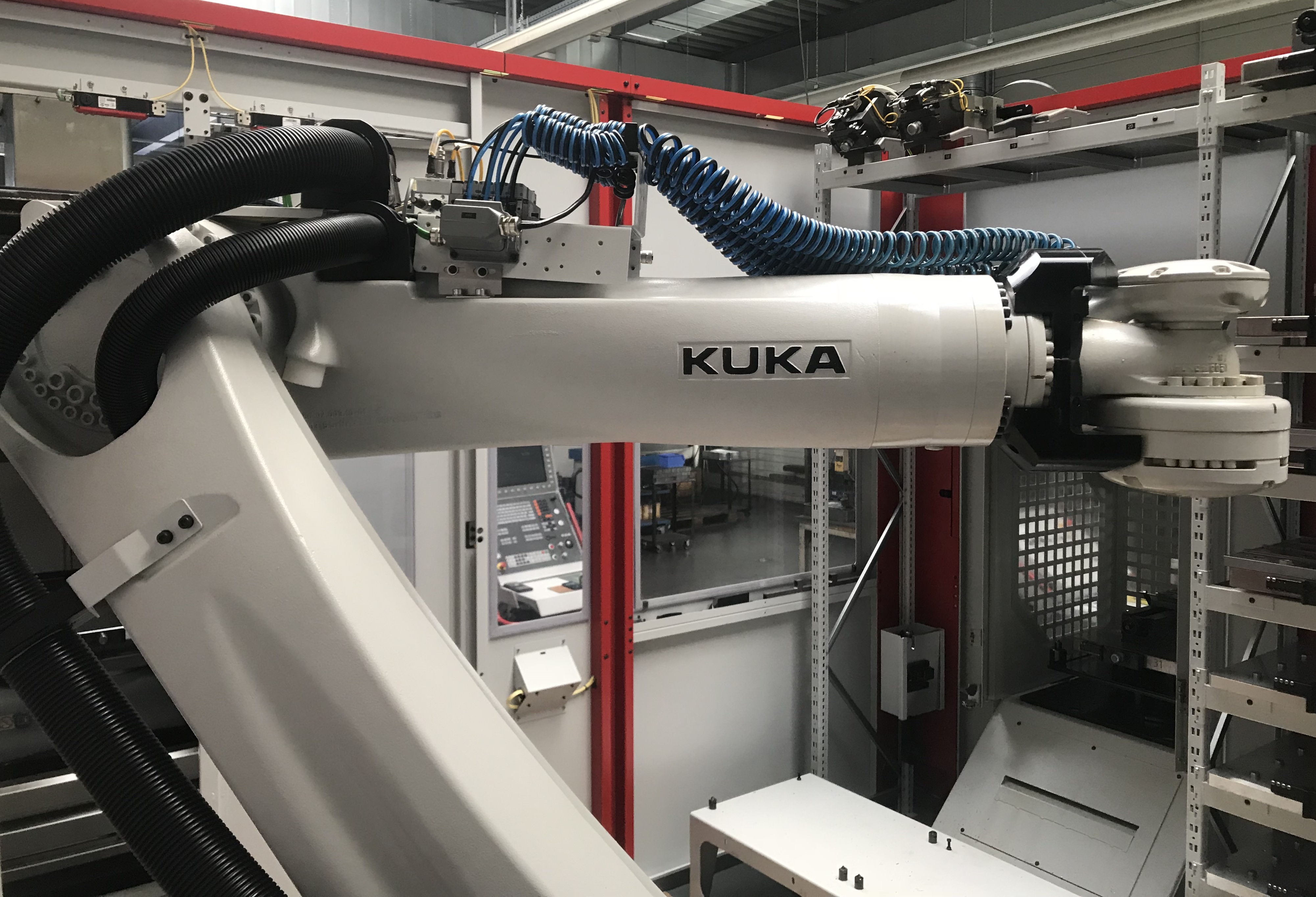 Innenraum einer CNC-Fräsmaschine mit Werkzeugwechsler der Mess GmbH