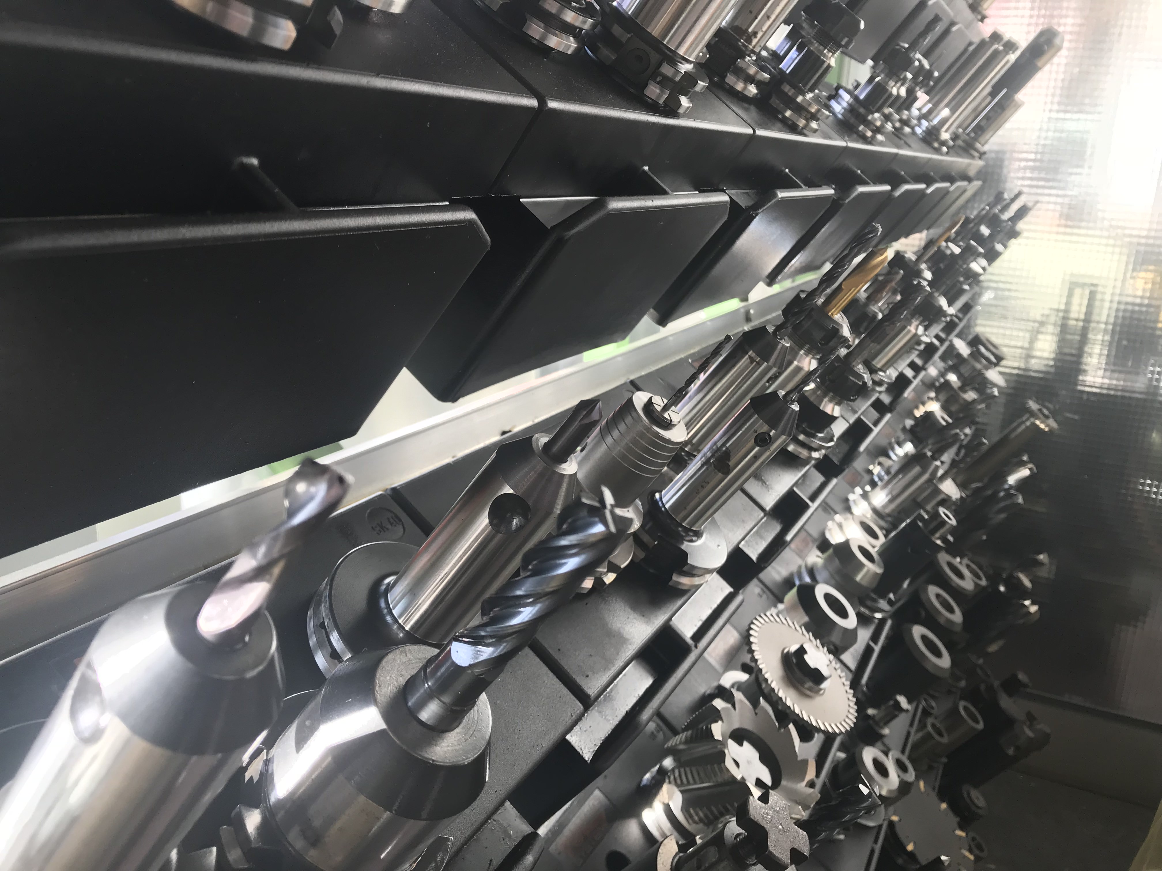 Bestückungsturm einer CNC-Fräsmaschine in der Mess GmbH Werkstatt